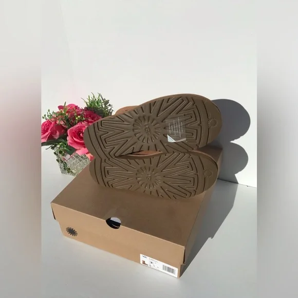 UGG Classic Short II Boot - Picture 7 of 8